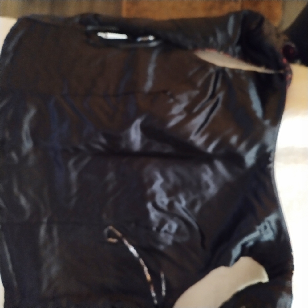 Chic Quilted Vest in Burgundy and Black - Picture 3 of 6